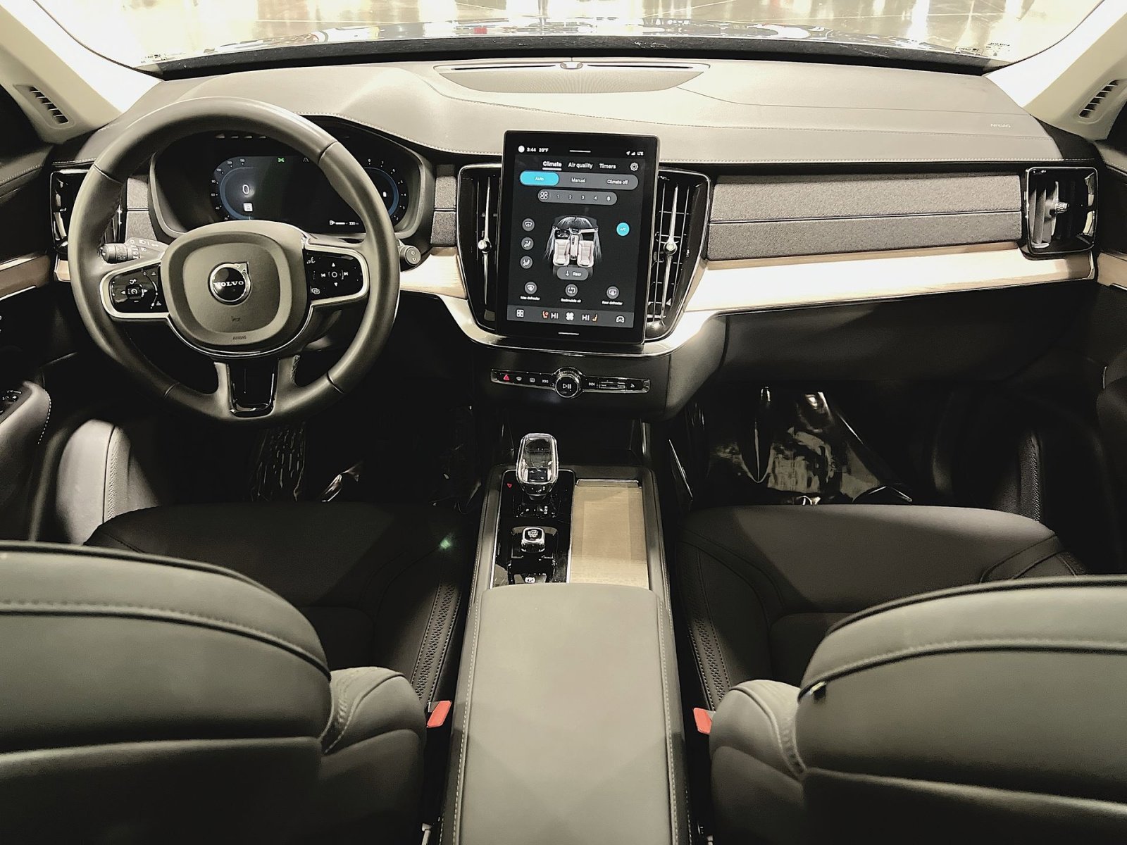 Used 2025 Volvo XC90 B6 Plus image 23