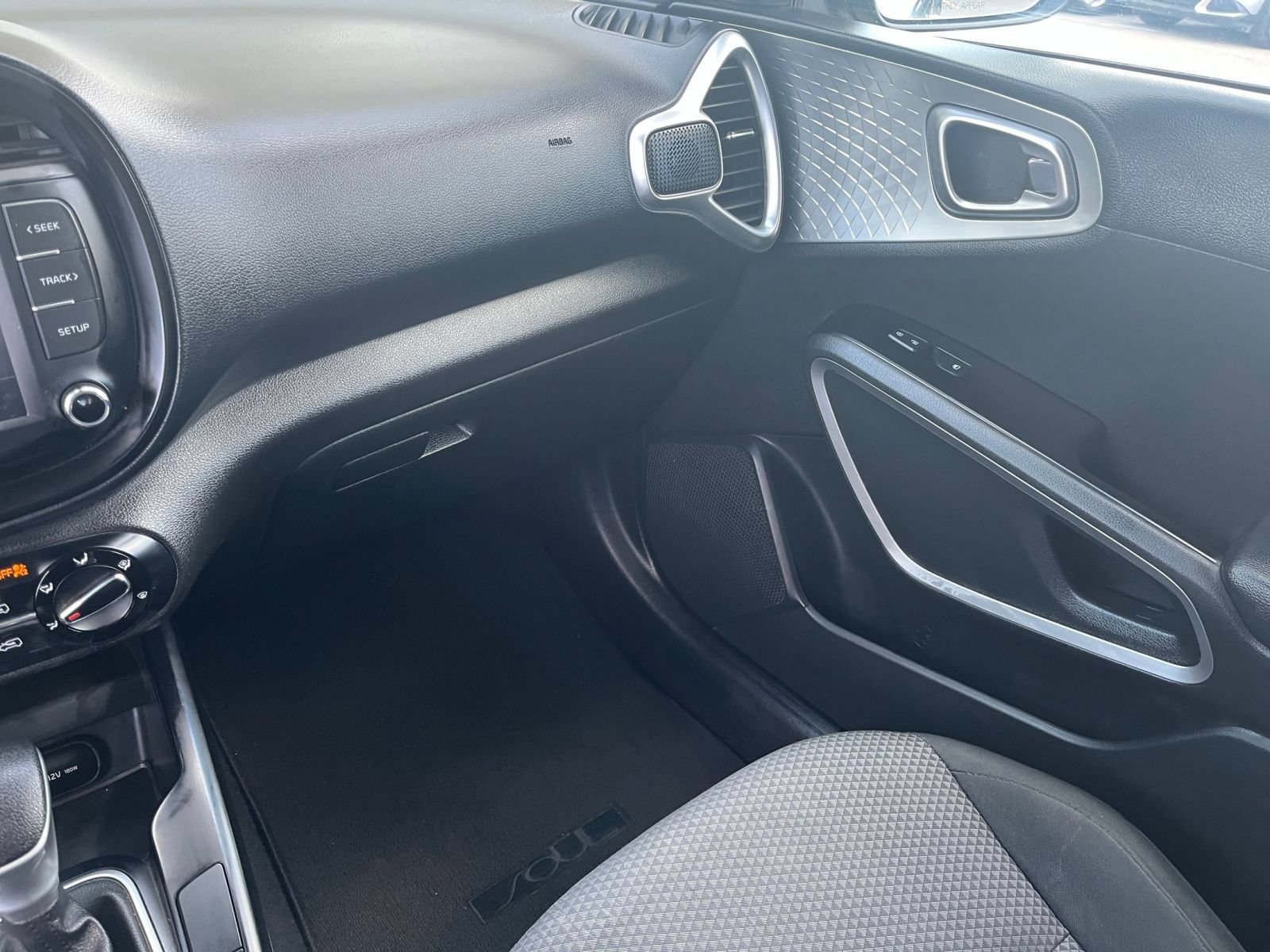 Used 2025 Kia Soul LX w/ LX Technology Package FWD image 32