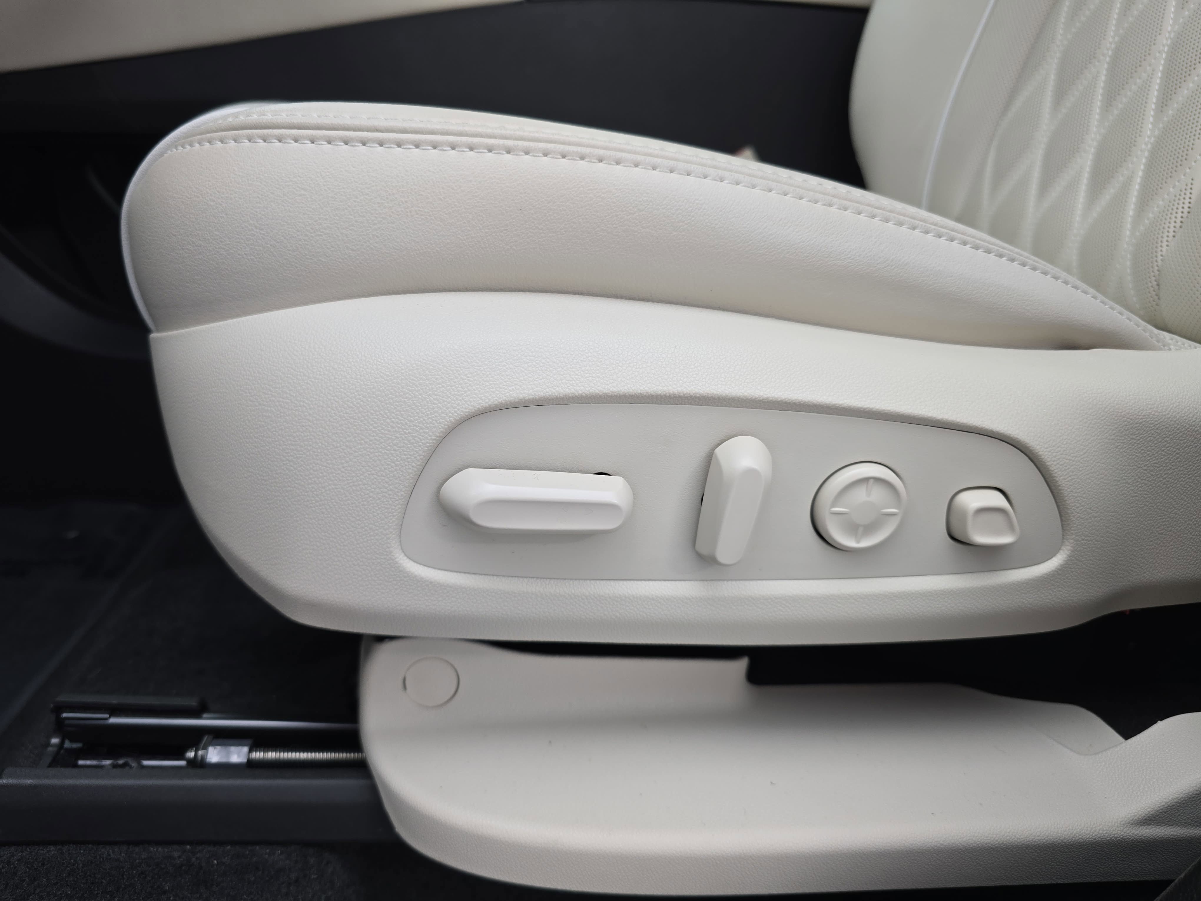 Used 2024 Buick Enclave Avenir w/ Avenir Technology Package FWD image 30