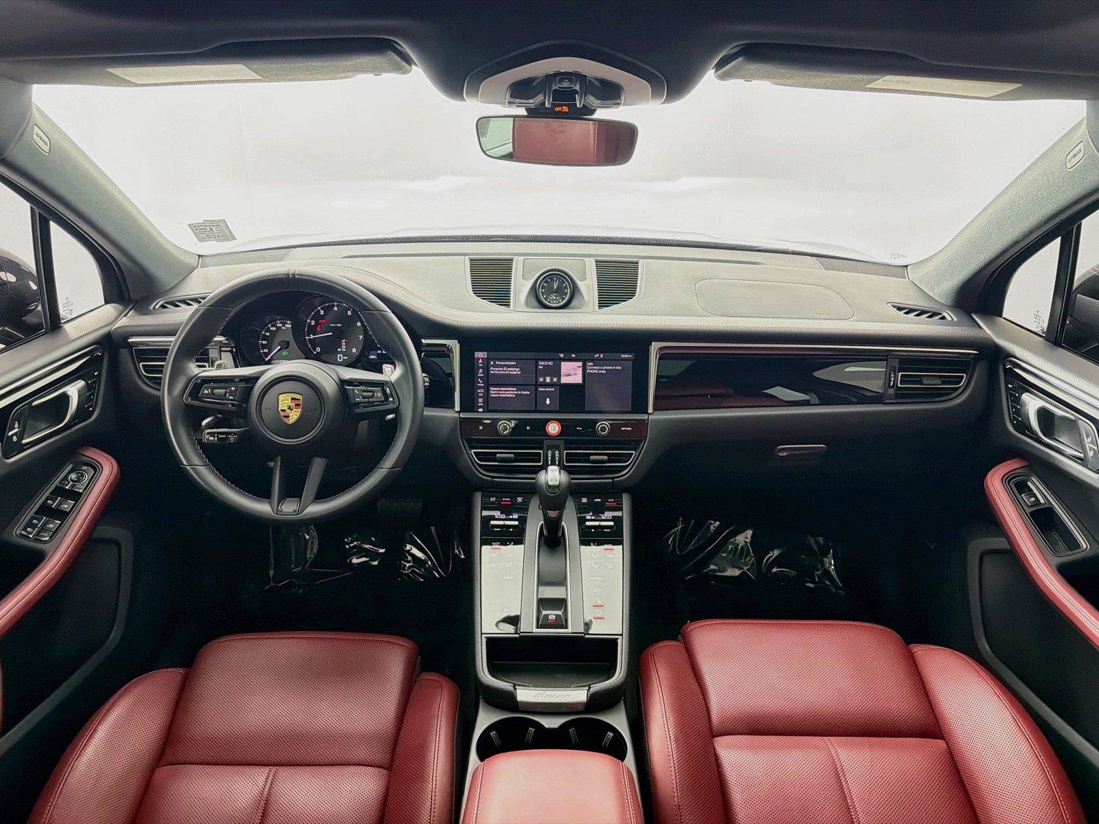 Certified 2024 Porsche Macan AWD/4WD image 17