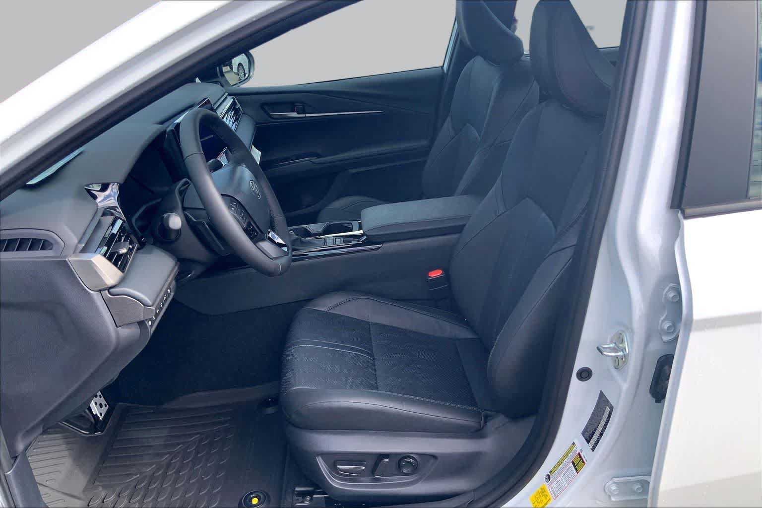 New 2026 Toyota Camry Hybrid FWD image 9