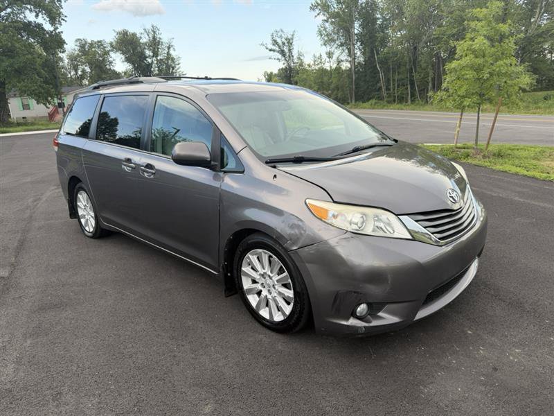Used 2013 Toyota Sienna XLE AWD/4WD image 3