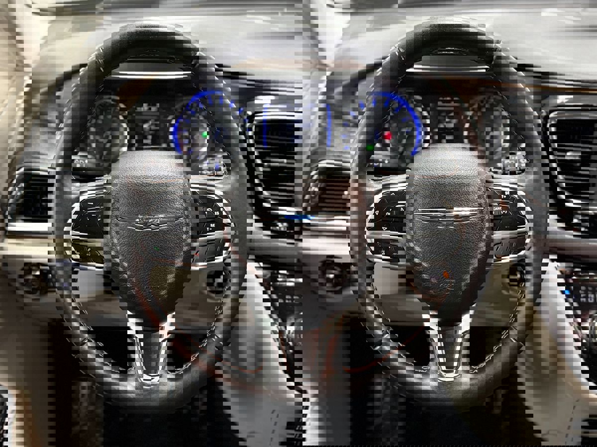 Used 2018 Chrysler Pacifica Touring-L image 16