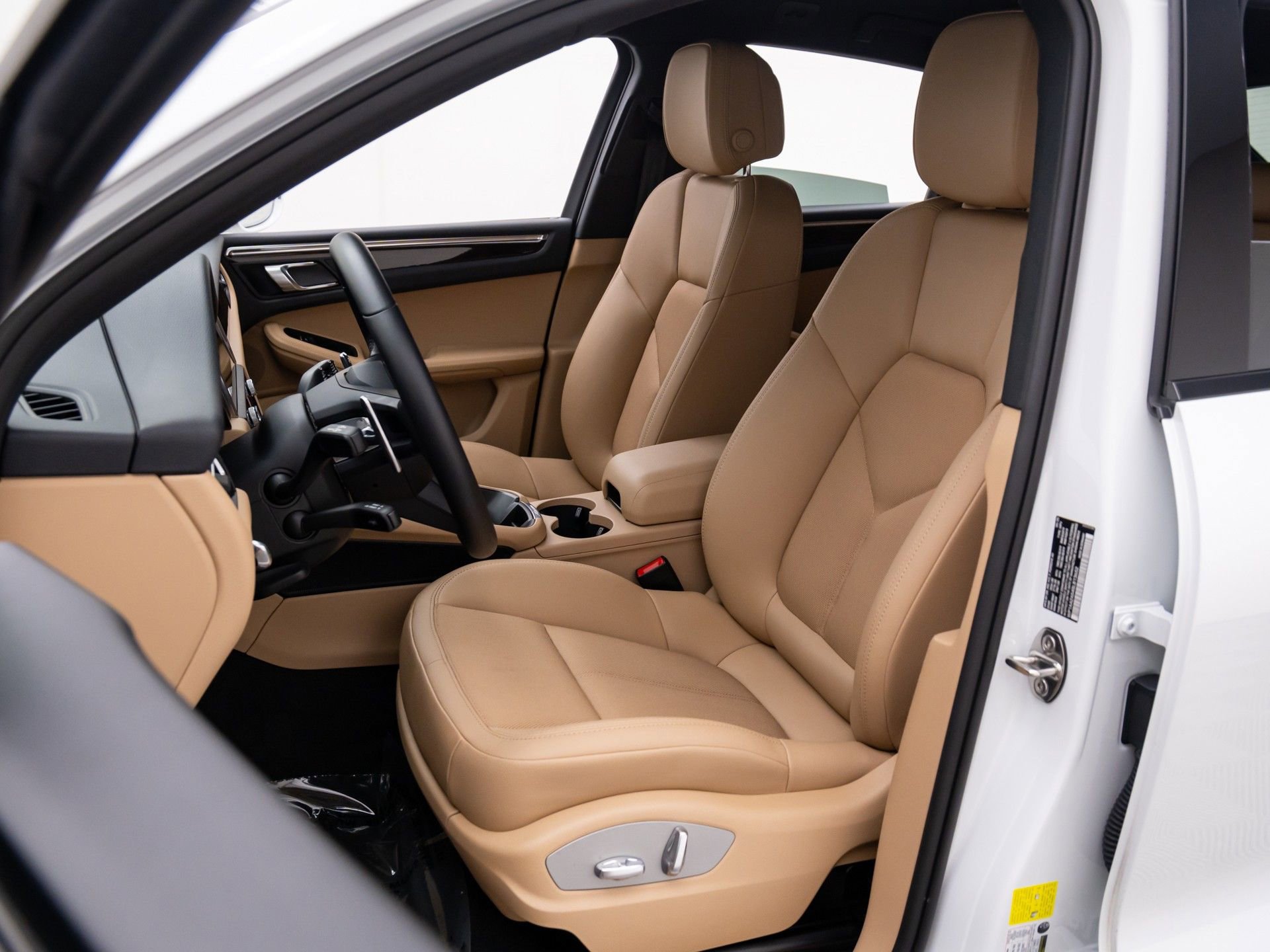 Certified 2025 Porsche Macan image 5