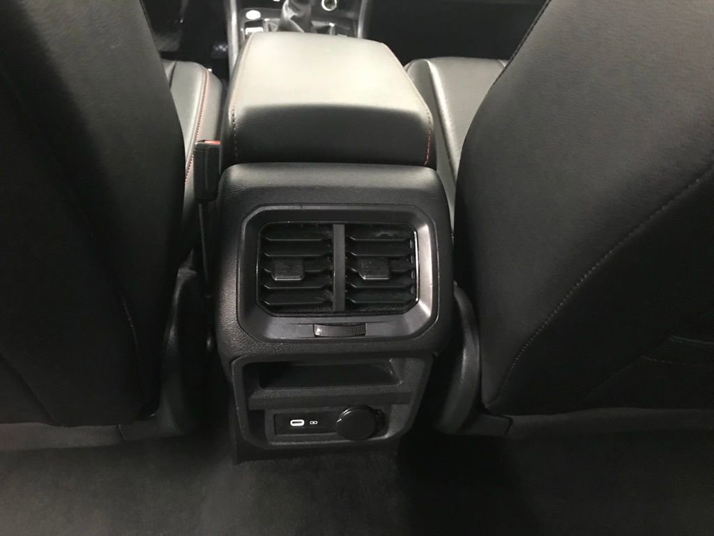 Used 2024 Volkswagen Tiguan SE image 25