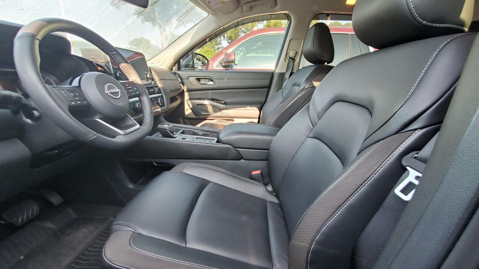 Used 2025 Nissan Pathfinder SL w/ SL Premium Package FWD image 3