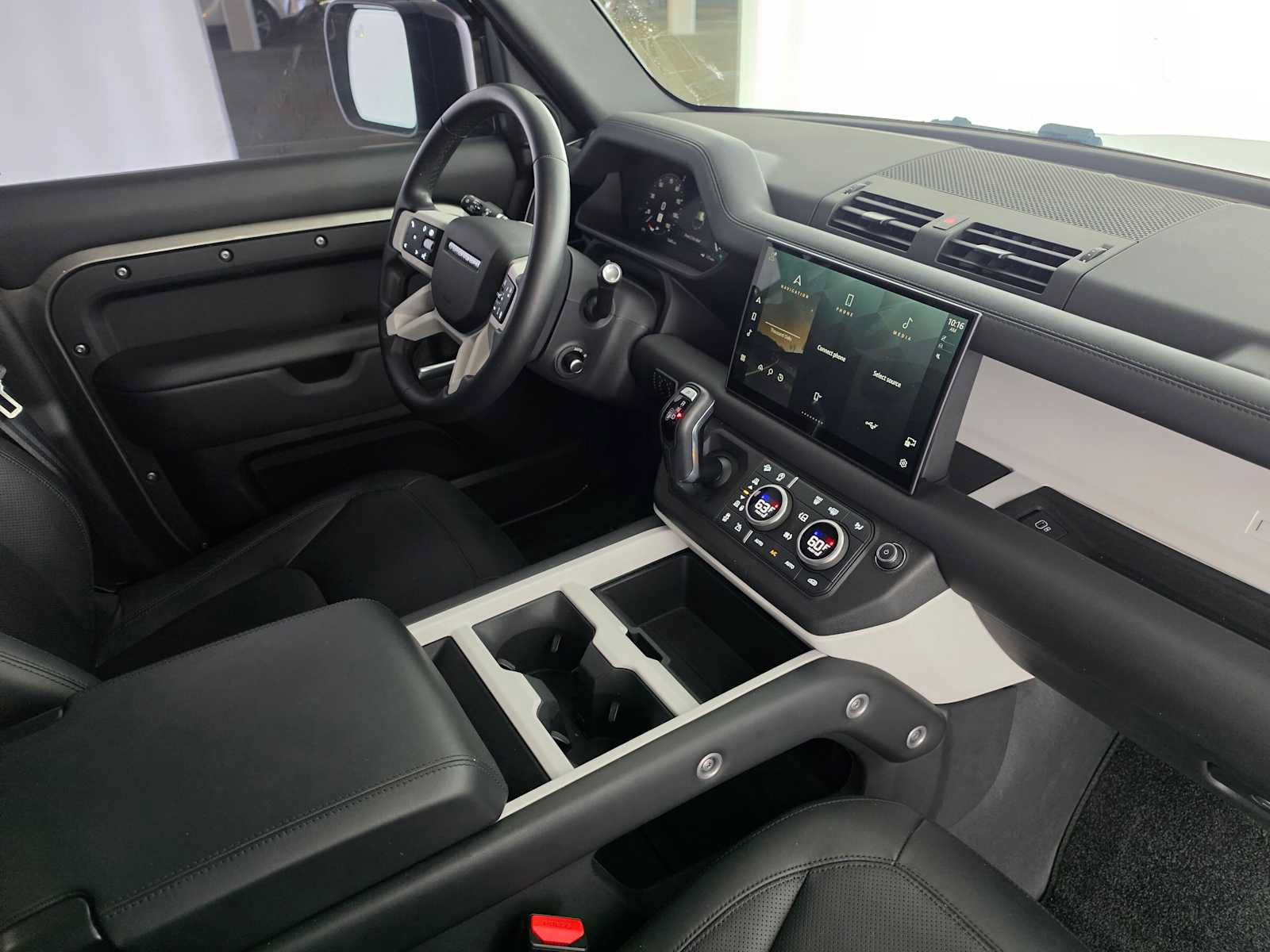 Used 2025 Land Rover Defender 110 X-Dynamic SE AWD/4WD image 11