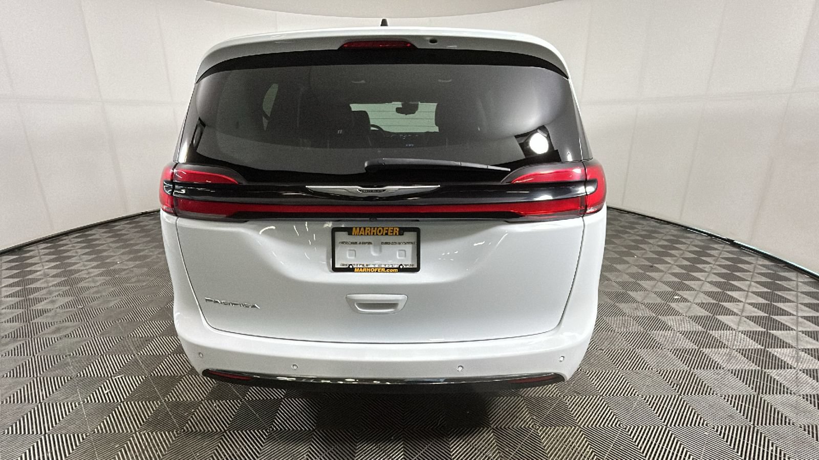 Used 2024 Chrysler Pacifica Touring-L FWD image 4
