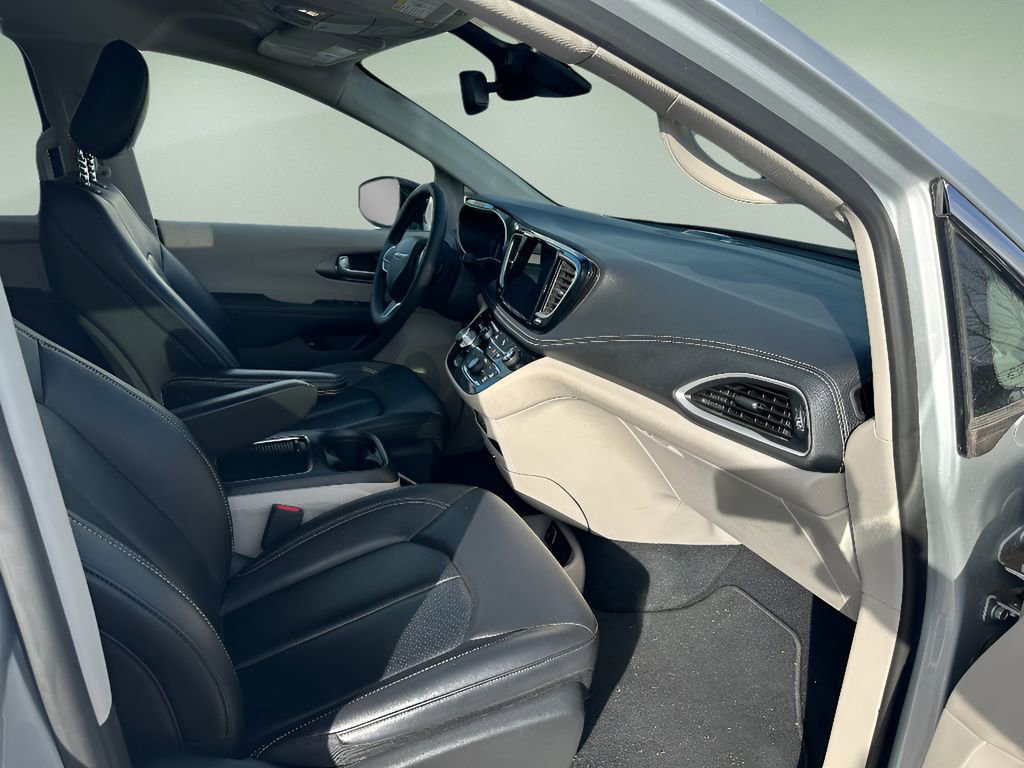 Used 2024 Chrysler Pacifica Select image 26