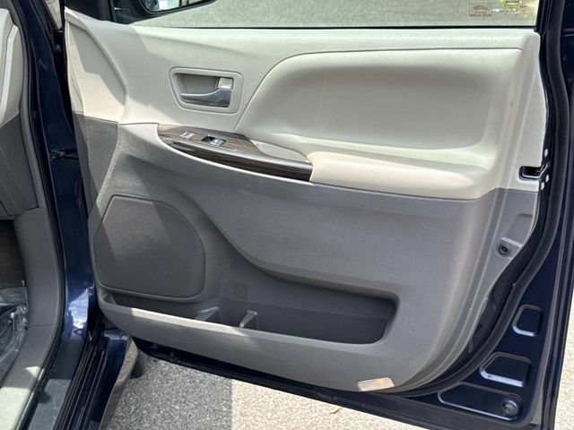 Used 2019 Toyota Sienna XLE w/ XLE Navigation Package FWD image 8