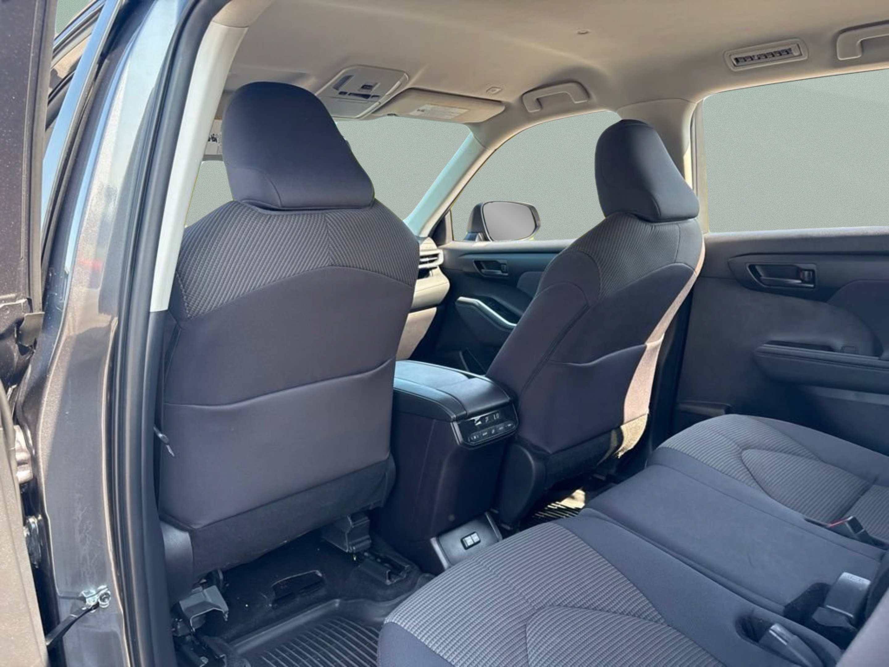 Used 2025 Toyota Highlander LE FWD image 15