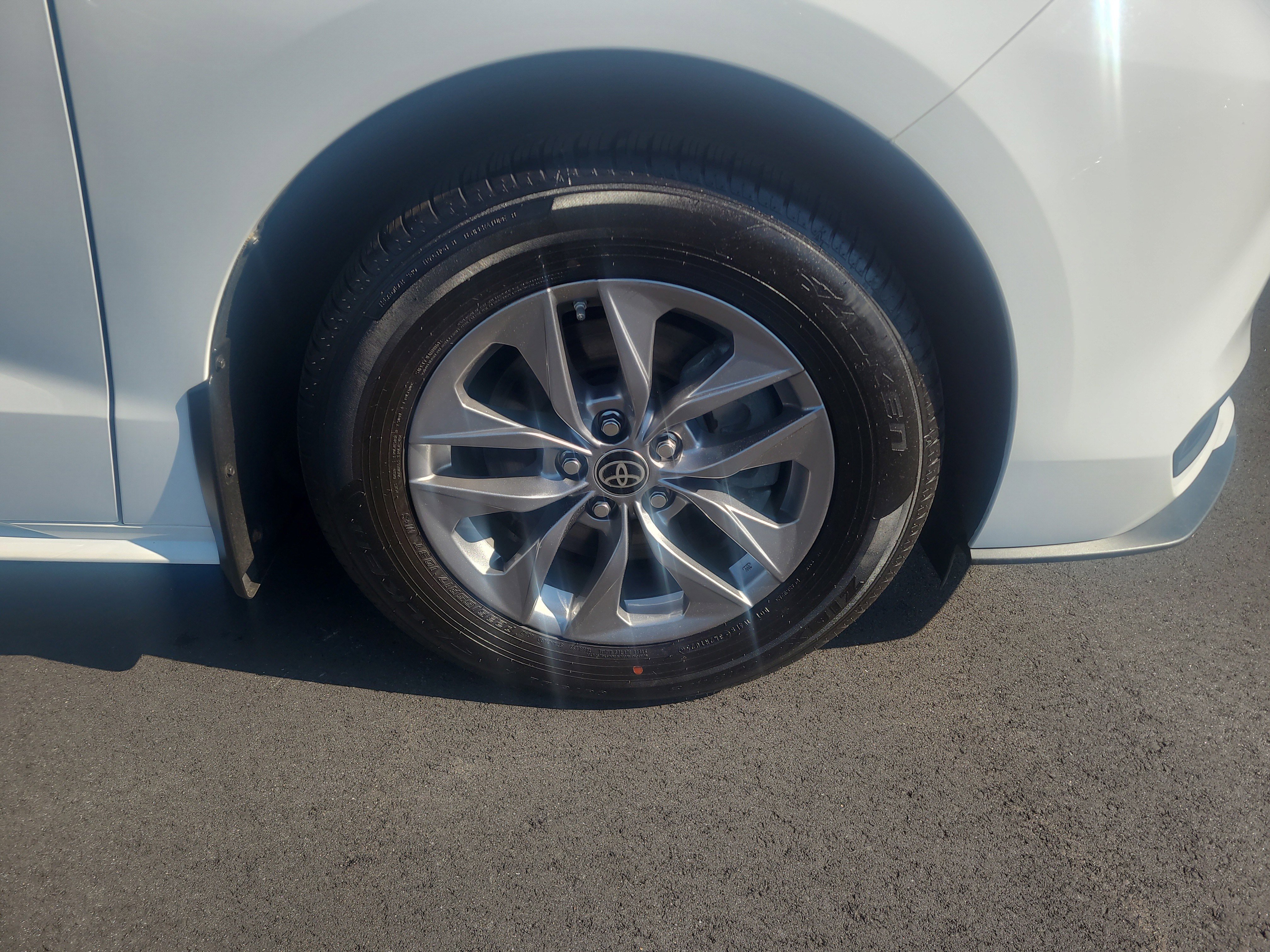 Certified 2023 Toyota Sienna LE AWD/4WD image 12