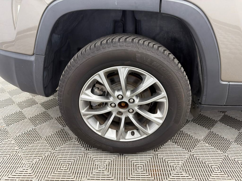 Used 2019 Jeep Cherokee Latitude Plus w/ Comfort/Convenience Group image 18