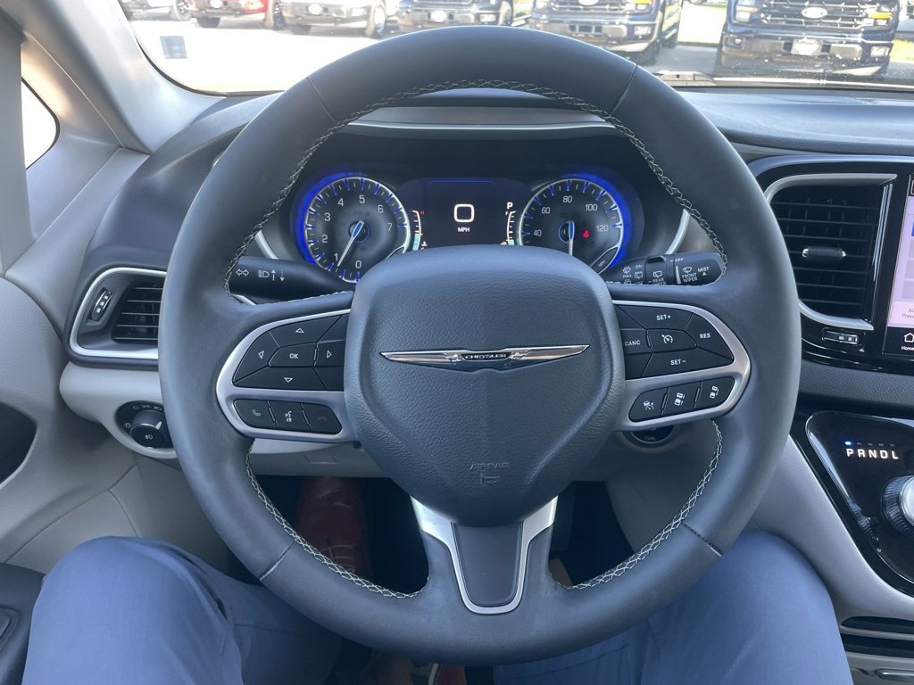 Used 2024 Chrysler Pacifica Touring-L image 23