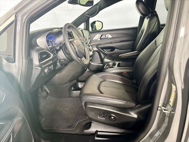 Certified 2025 Chrysler Pacifica Select AWD/4WD image 12