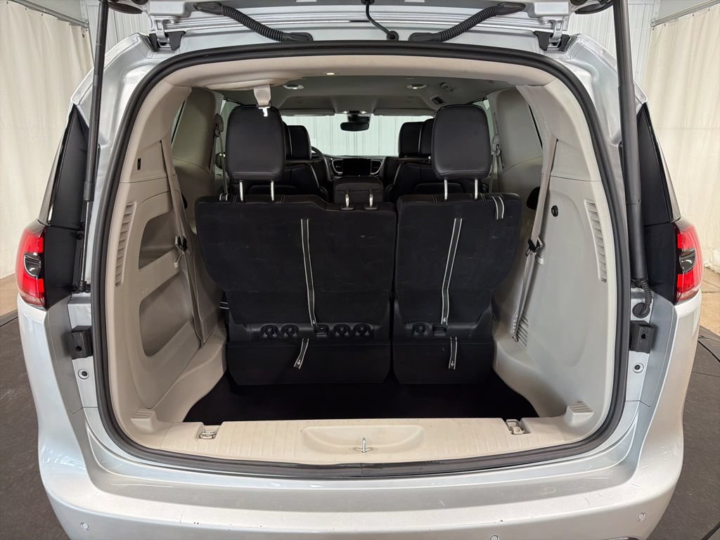 Used 2024 Chrysler Pacifica Touring-L FWD image 8