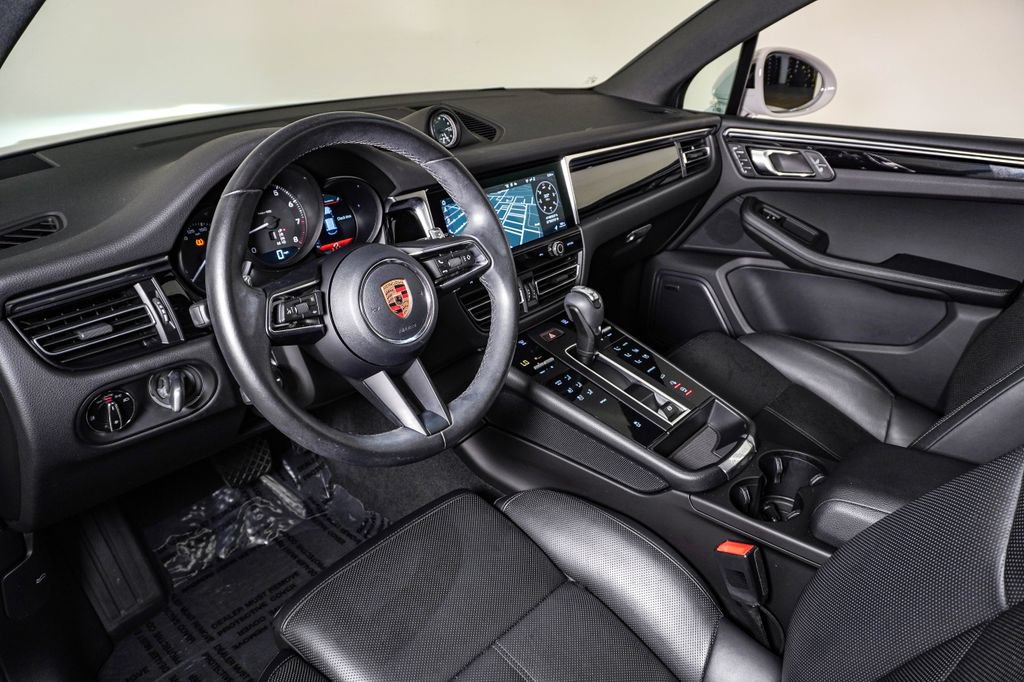 Certified 2024 Porsche Macan AWD/4WD image 4