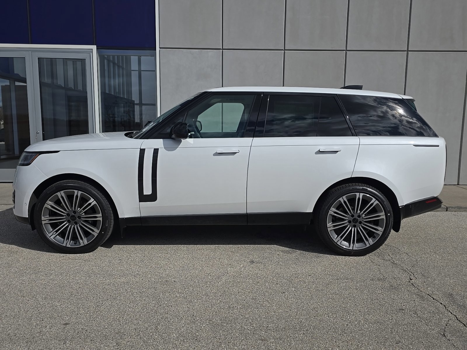 New 2026 Land Rover Range Rover SE image 3