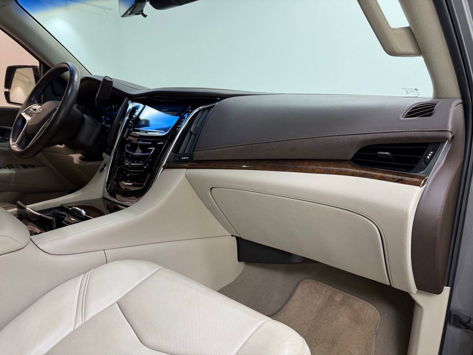 Used 2017 Cadillac Escalade Luxury image 31