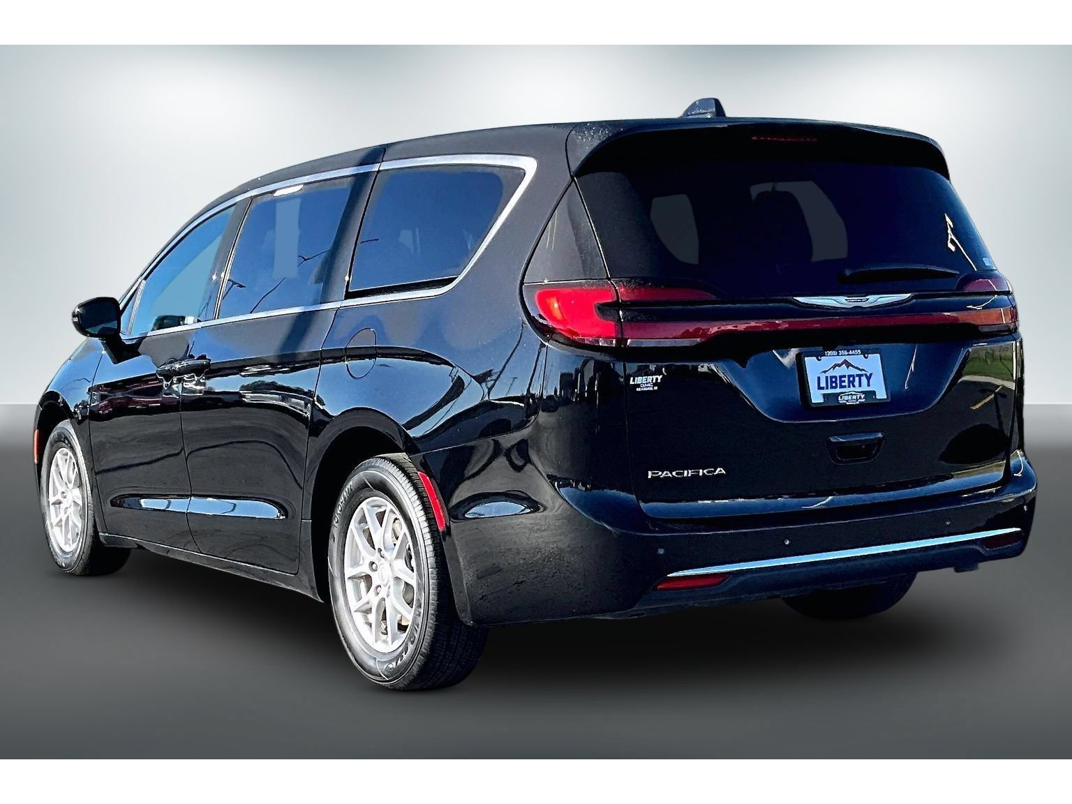 Used 2026 Chrysler Pacifica Select FWD image 4