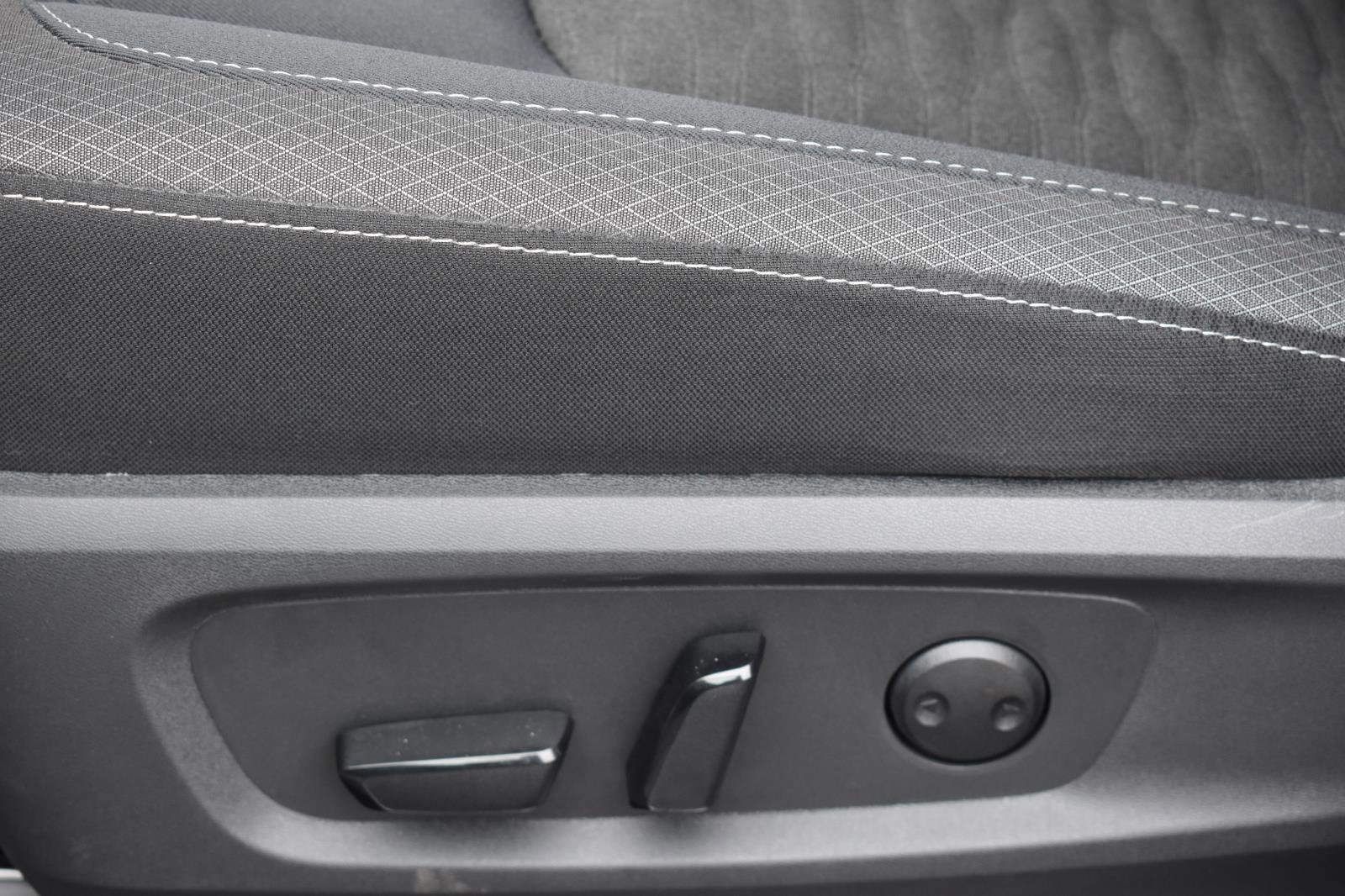 Used 2025 Nissan Pathfinder SV image 24