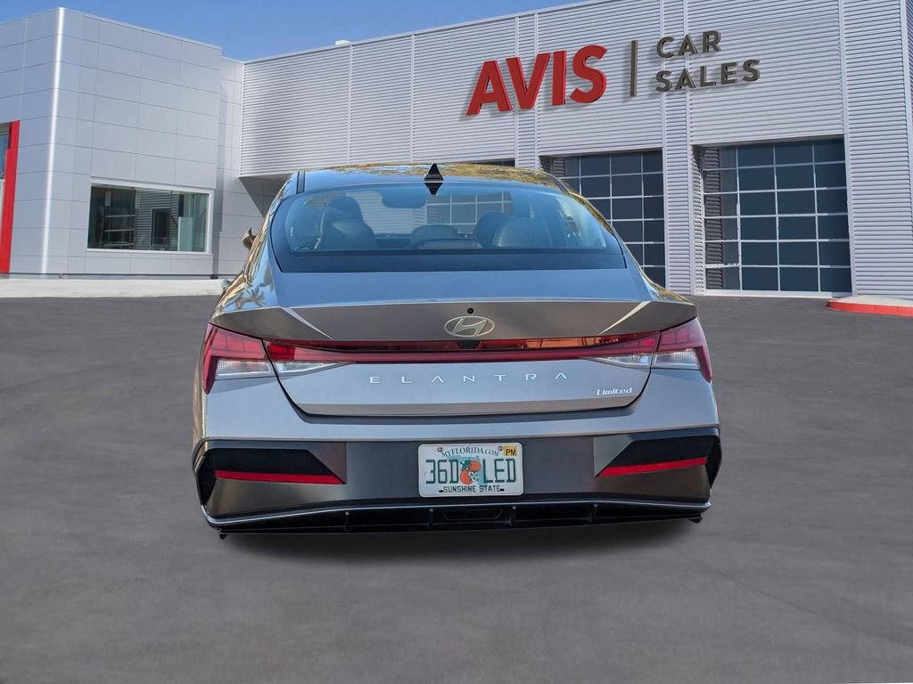 Used 2025 Hyundai Elantra Limited image 9