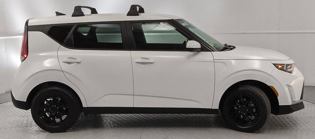 Used 2025 Kia Soul LX FWD image 2