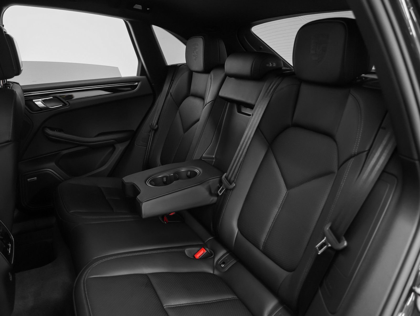 Certified 2025 Porsche Macan image 36