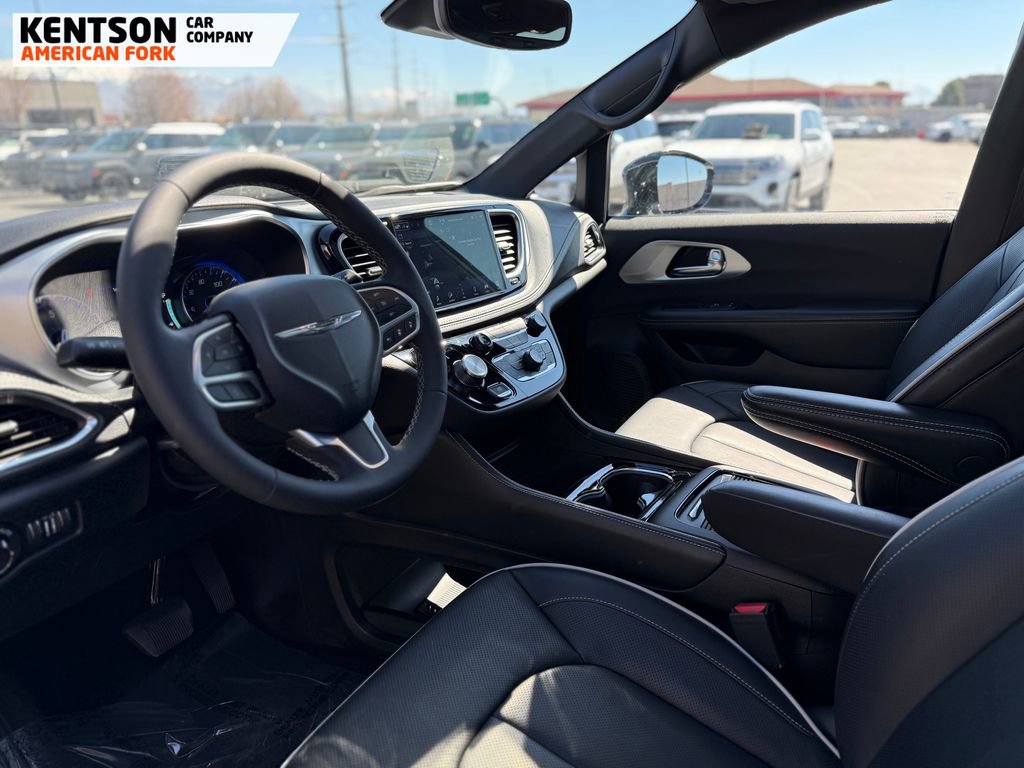 Used 2026 Chrysler Pacifica Limited image 38