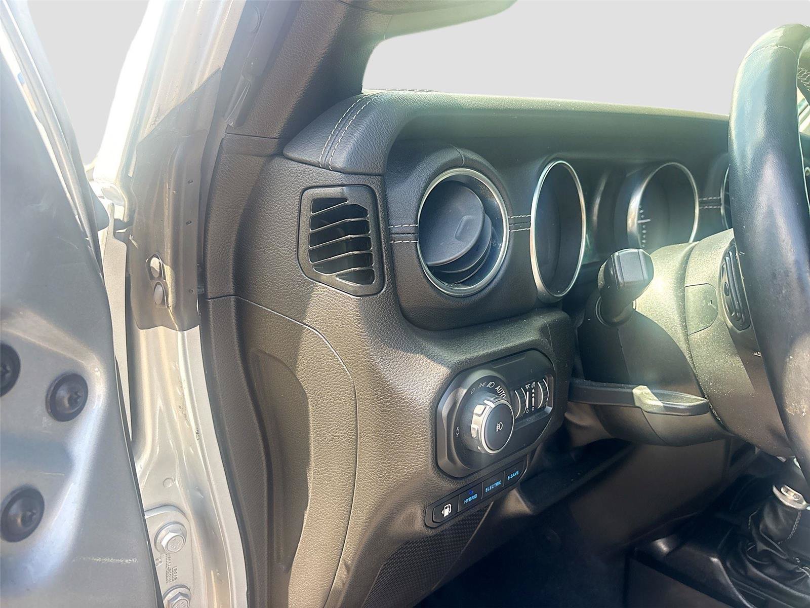 Used 2022 Jeep Wrangler Unlimited Sahara w/ Cold Weather Group AWD/4WD image 18
