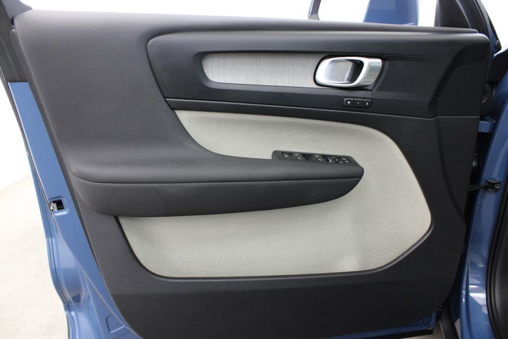 Used 2023 Volvo XC40 B4 Plus w/ Driver Assist Package image 18