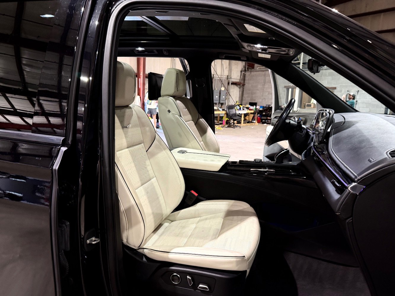 Used 2021 Cadillac Escalade Sport w/ Driver Assist Tech Package AWD/4WD image 27