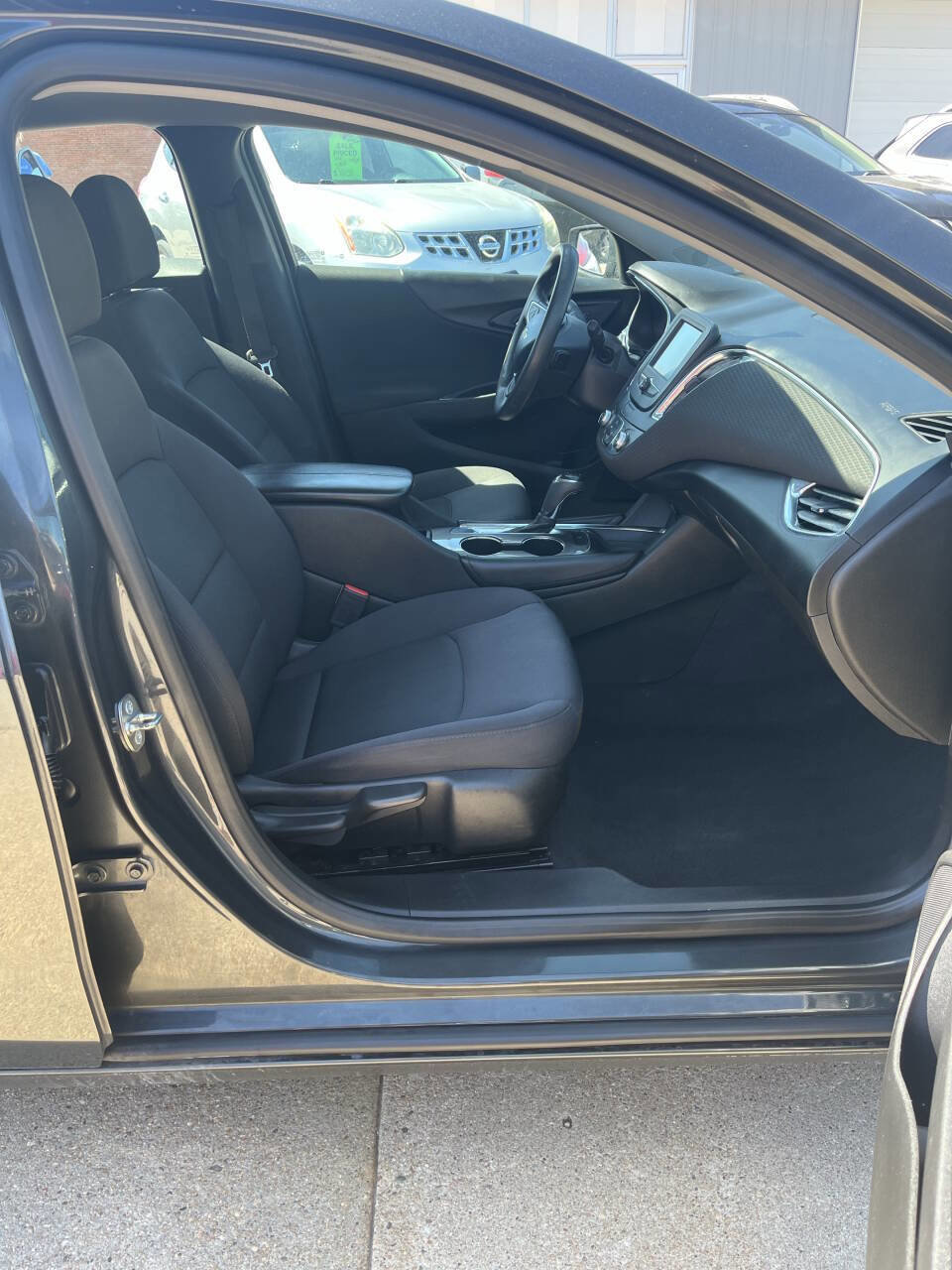 Used 2017 Chevrolet Malibu LT image 32