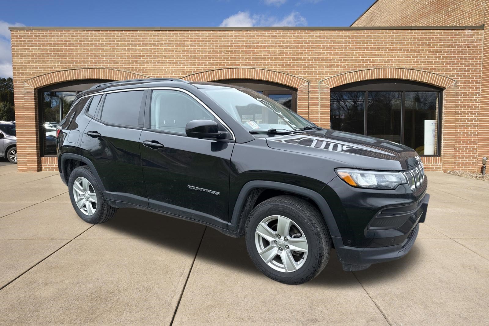 Used 2022 Jeep Compass Latitude w/ Convenience Group AWD/4WD image 1