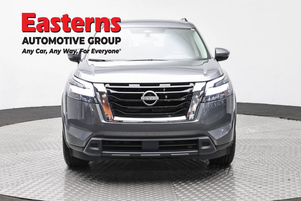 Used 2025 Nissan Pathfinder SV FWD image 2
