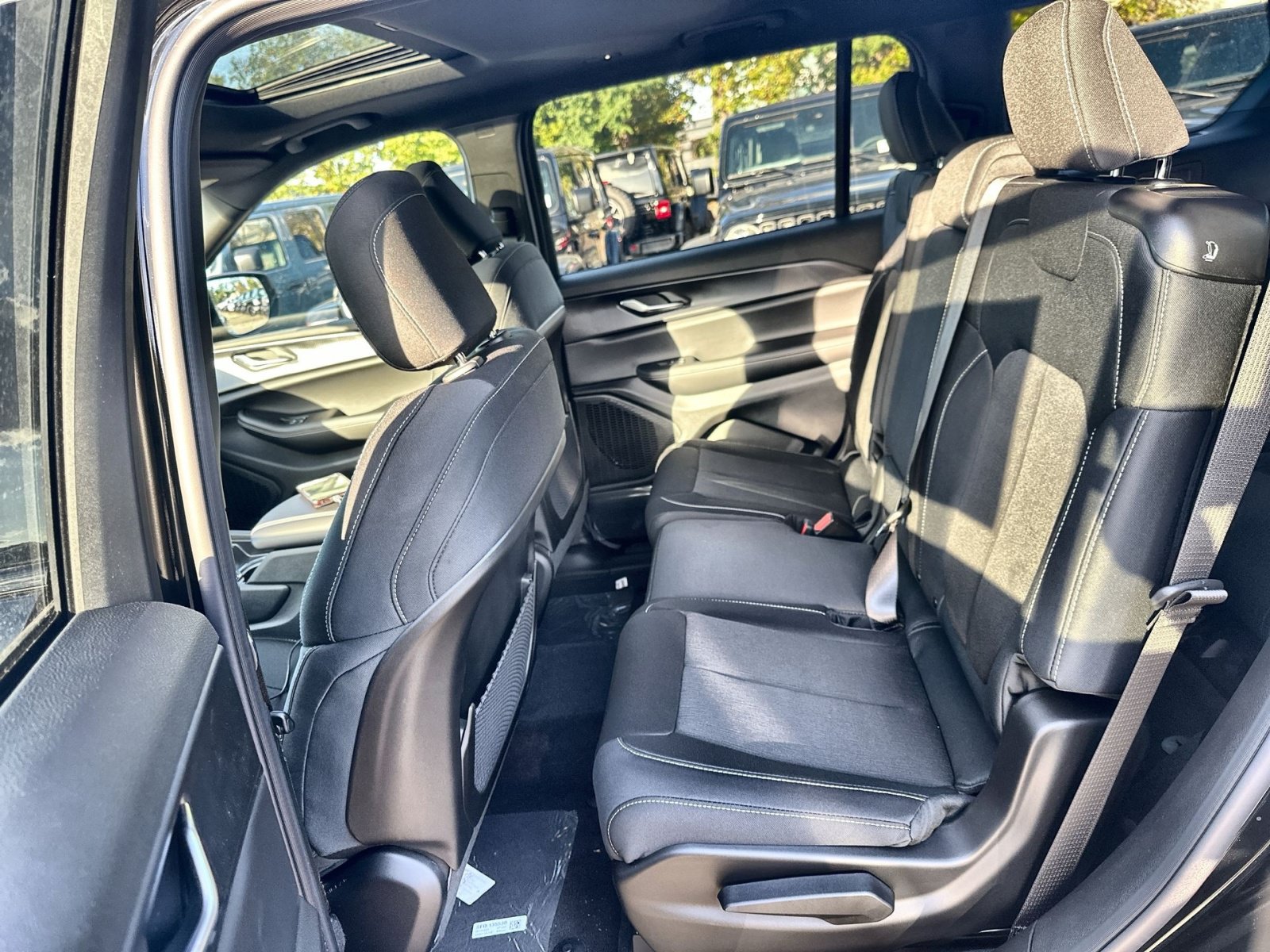 New 2025 Jeep Grand Cherokee L Laredo w/ Luxury Tech Group I AWD/4WD image 24