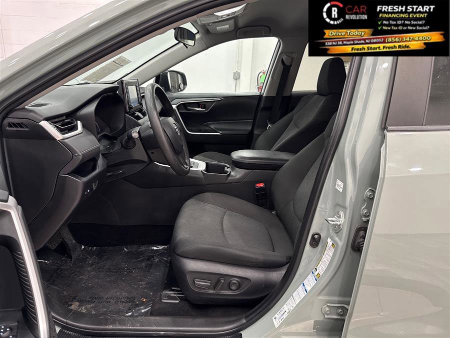 Used 2022 Toyota RAV4 XLE image 22