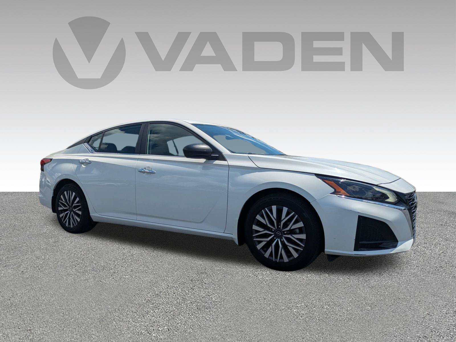Used 2024 Nissan Altima 2.5 SV FWD image 3