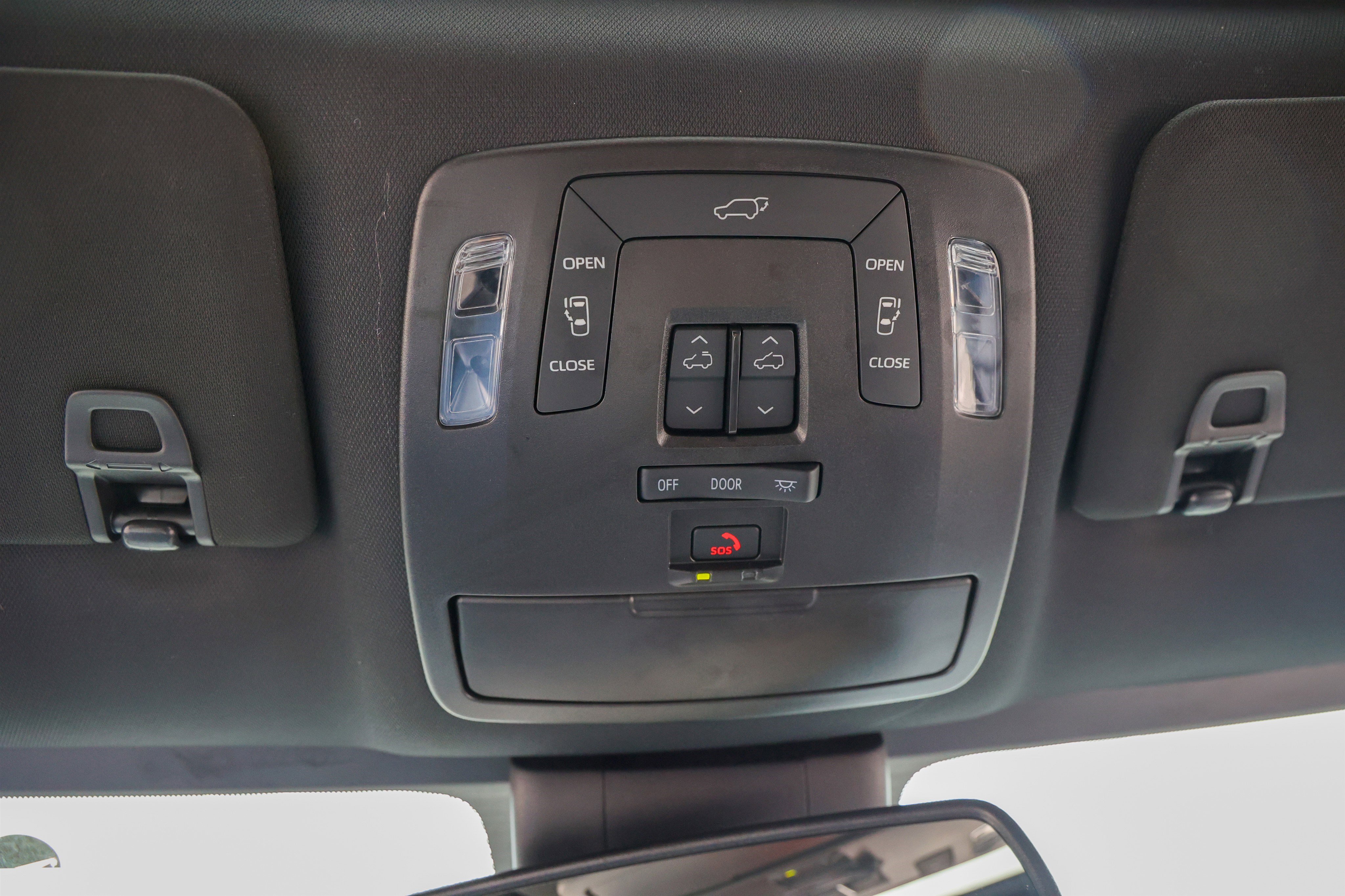 Used 2025 Toyota Sienna XSE w/ XSE Plus Package FWD image 27