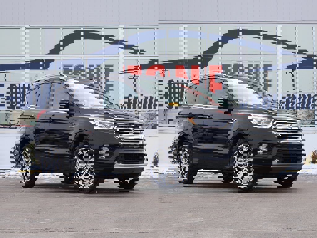 Used 2019 Ford Escape Titanium image 2