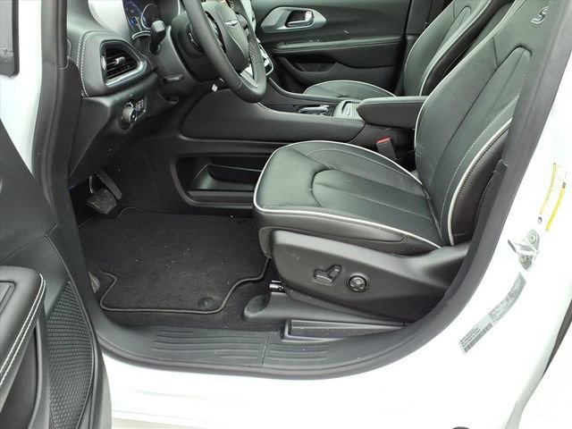 New 2026 Chrysler Pacifica Limited w/ S Appearance Package image 13