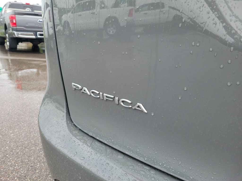 Used 2022 Chrysler Pacifica Touring-L FWD image 5