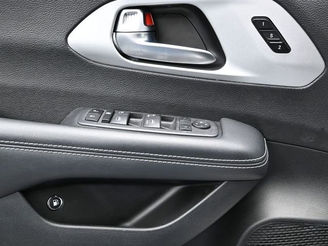 Certified 2024 Chrysler Pacifica Select image 19