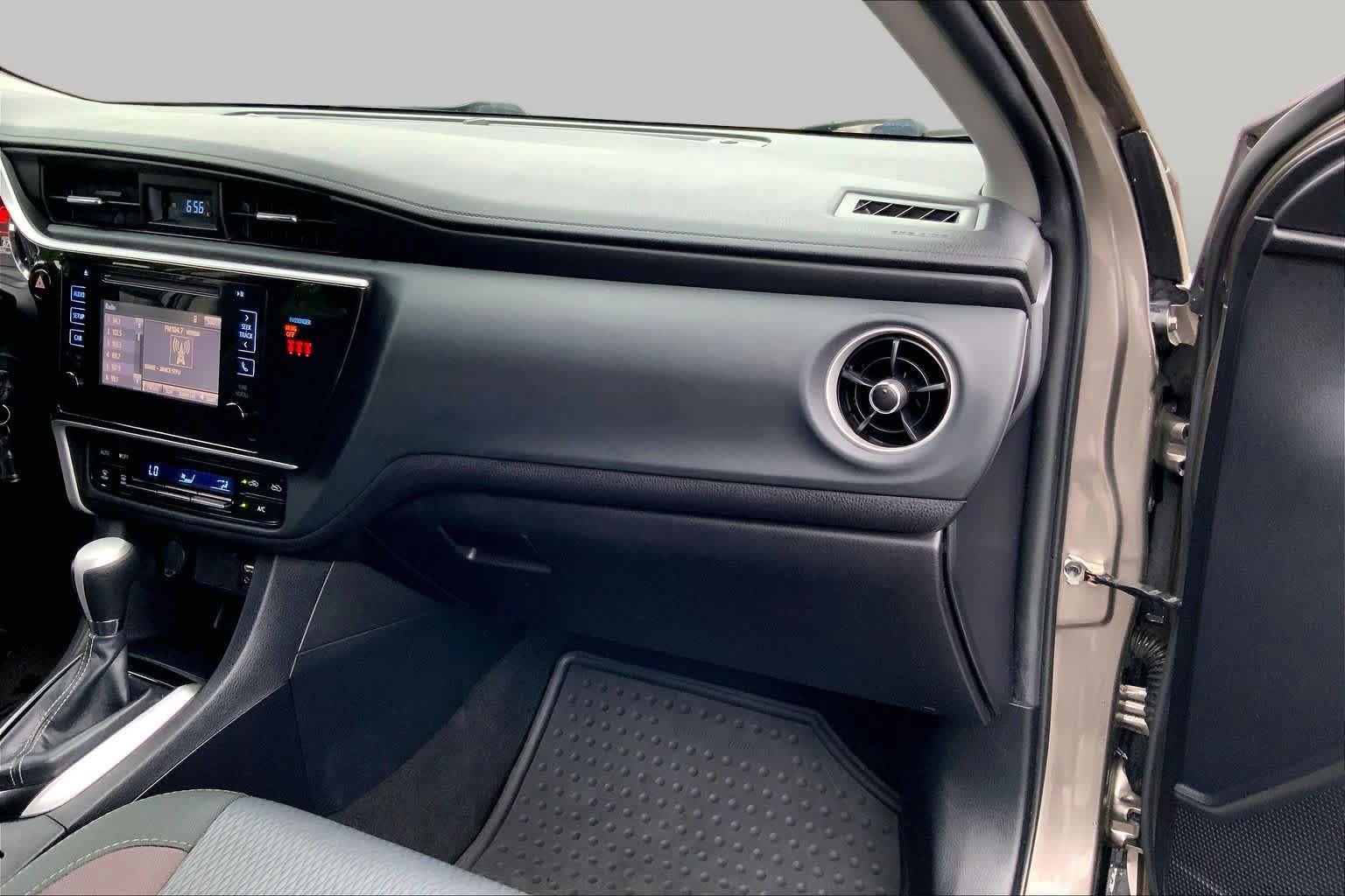 Used 2018 Toyota Corolla LE FWD image 19