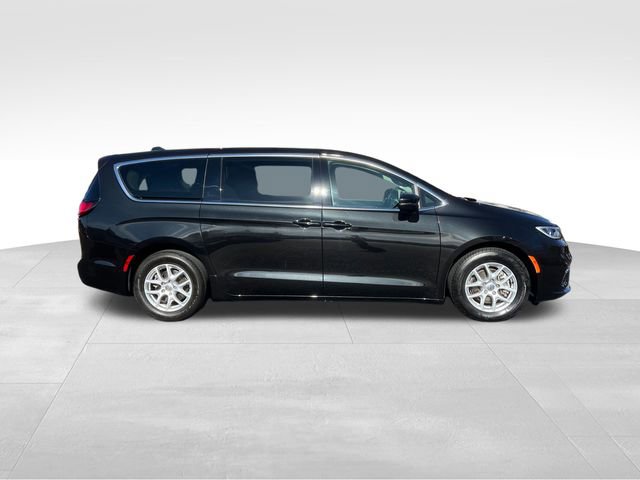 Used 2023 Chrysler Pacifica Touring-L image 4