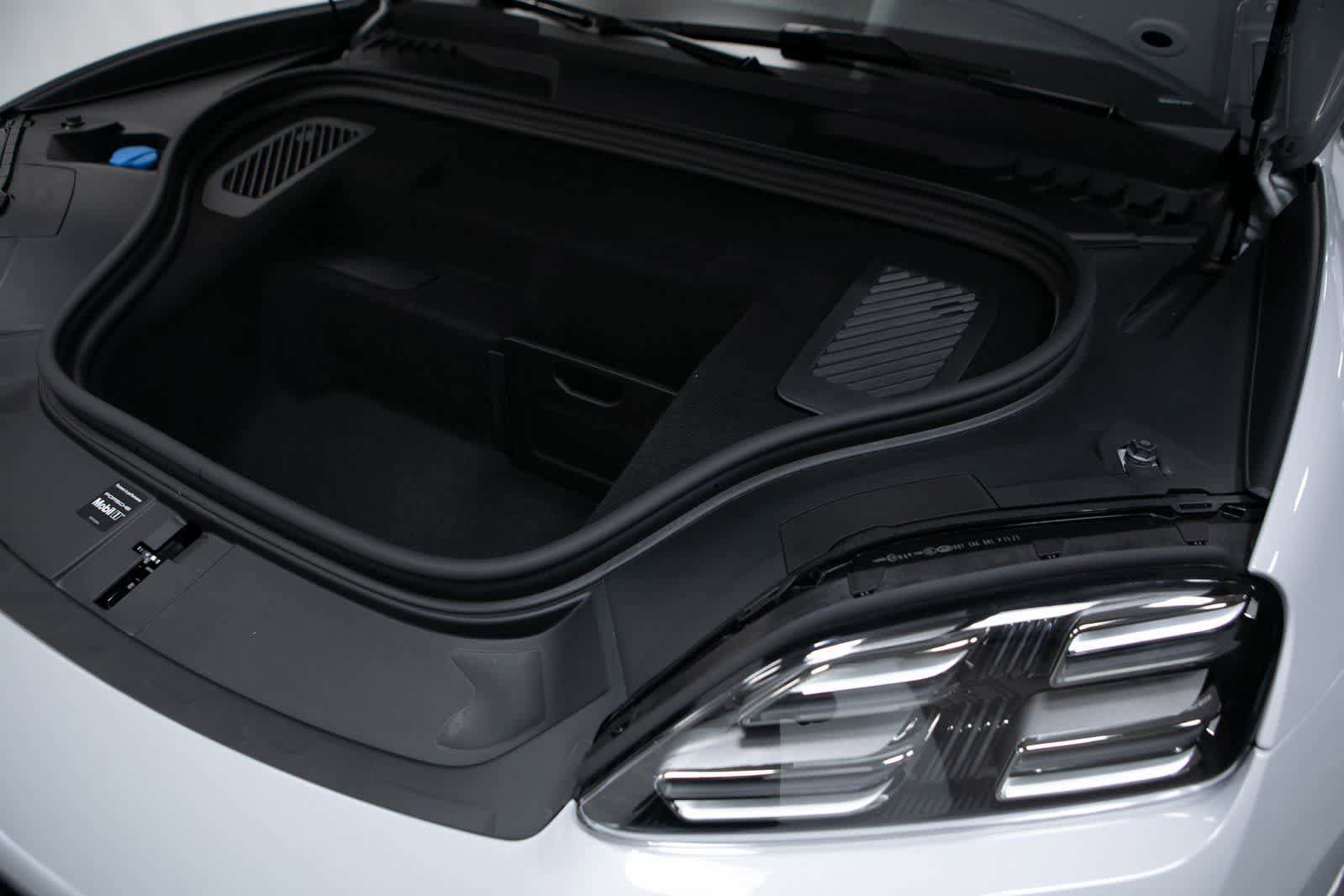 Certified 2025 Porsche Macan 4S Electric AWD/4WD image 32
