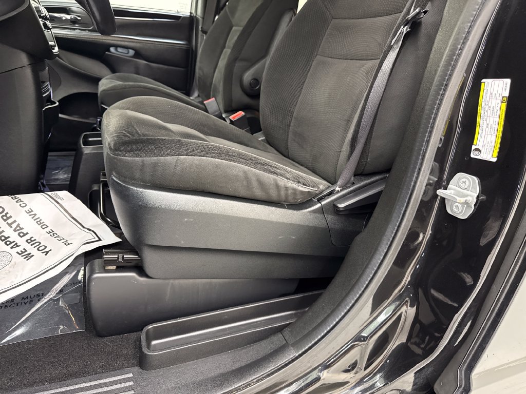 Used 2018 Dodge Grand Caravan SE FWD image 14