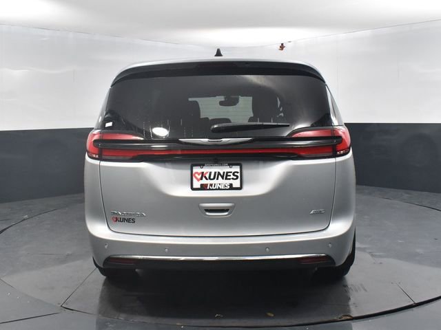 New 2026 Chrysler Pacifica Select image 8