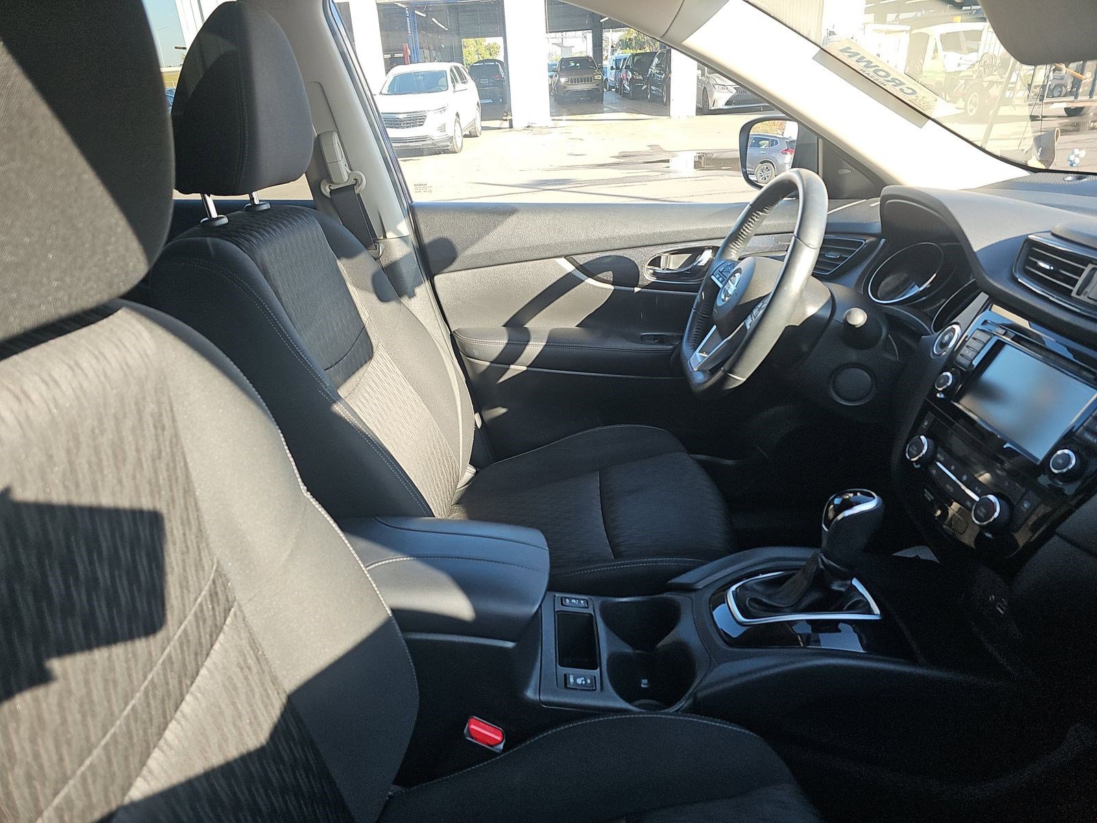 Used 2018 Nissan Rogue SV w/ Premium Package image 7