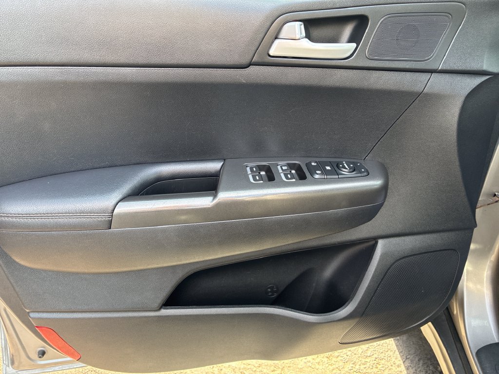 Used 2018 Kia Sportage LX AWD/4WD image 12